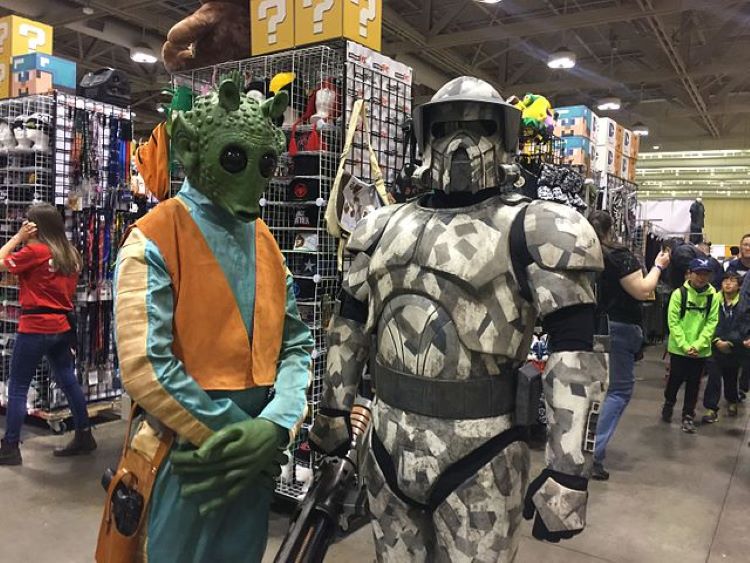 Greedo and Stormtrooper cosplayers at Toronto Comicon 2017.